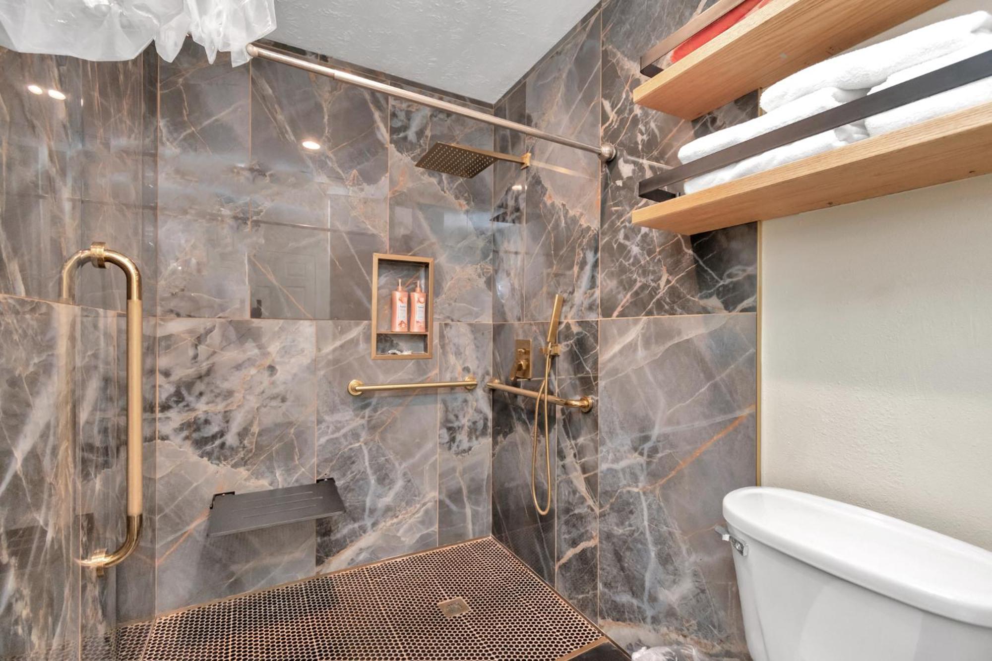 Villa 1976 Accessiblegem Jacuzzi Sleep13 Chinatown 20Mins Dt Houston Exterior foto