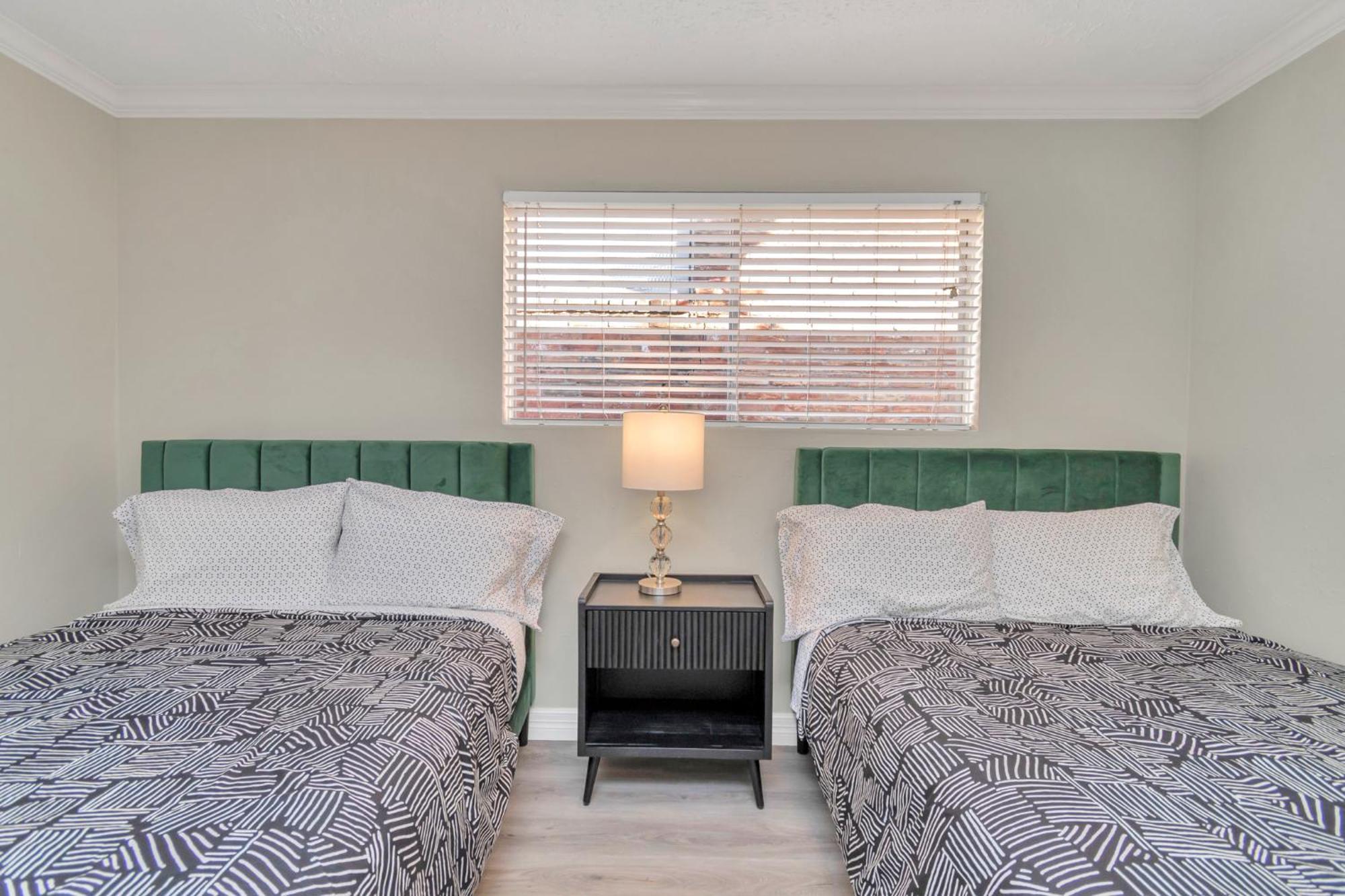 Villa 1976 Accessiblegem Jacuzzi Sleep13 Chinatown 20Mins Dt Houston Exterior foto